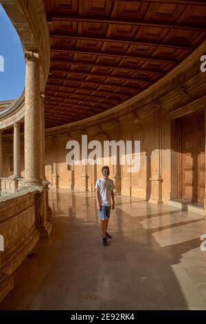 Tourismus im pandemischen Zeitalter, Palast Karl V. (Palacio de Carlos V), Alhambra, Granada, Spanien Stockfoto