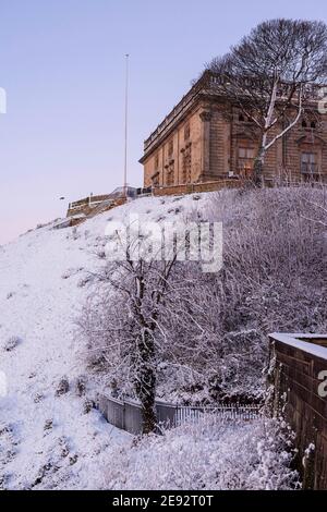 Nottingham Castle bedeckt mit einer frischen Schneeschicht, Nottingham City Nottinghamshire England Großbritannien Stockfoto