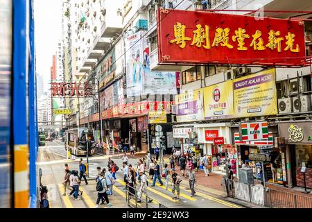 Hong Kong City Straßen, Straßenbahnen und Gelbe Linien Stockfoto