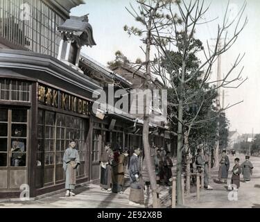 Foto aus dem späten 19. Jahrhundert - Honcho Dori Street View, Yokohama Japan, außen von Kusakabe Kimbei Photographer Studio auf der linken Seite. Stockfoto