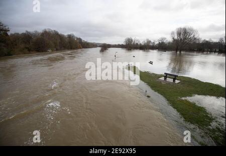 Ein Blick auf die Themse, die ihre Ufer in Pangbourne, Berkshire, geplatzt hat. Bilddatum: Dienstag, 2. Februar 2021. Stockfoto