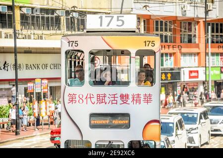 Hong Kong City Straßen, Straßenbahnen und Gelbe Linien Stockfoto