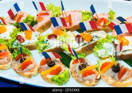 Eine Auswahl von Canapes auf dem Teller mit der Flagge frankreichs Stockfoto