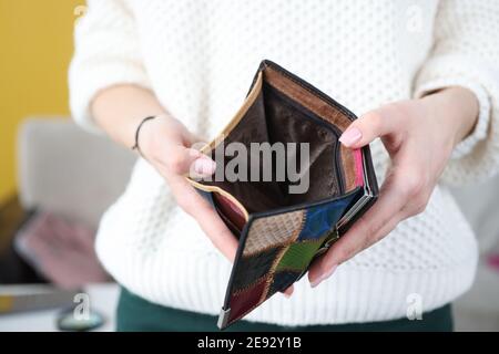 Weibliche Hände halten leere Leder Brieftasche Nahaufnahme Stockfoto