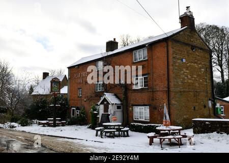 Peartree Inn Hook Norton Village mit Schneefall Stockfoto