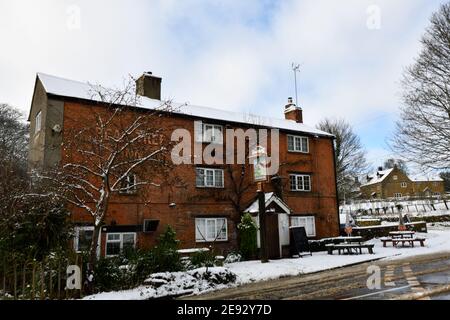 Peartree Inn Hook Norton Village mit Schneefall Stockfoto