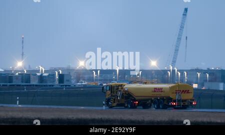 Sachsen, Schkeuditz, 02. Februar 2021: Ein Tankwagen mit DHL-Logo fährt am Flughafen Leipzig/Halle über das Gelände. Der Flughafen entwickelt sich weiterhin zu einem der wichtigsten Drehkreuze für Luftfracht in Europa. Obwohl die Passagierzahlen vor allem aufgrund der Corona-Pandemie zurückgingen, stieg der Frachtdurchsatz deutlich: 2020 stieg er um 11.7 Prozent auf knapp 1.4 Millionen Tonnen. Allein im Dezember stieg die Luftfracht um 35 Prozent. Quelle: dpa picture Alliance/Alamy Live News Stockfoto