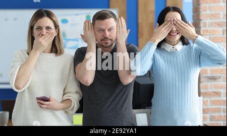 Männer und Frauen bedecken Mund, Augen und Ohren mit Händen Stockfoto