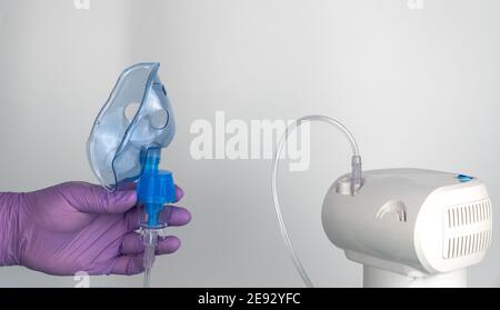 Vernebler, der die Inhalation mit dem Spray einer medizinischen Substanz durchführt. Stockfoto