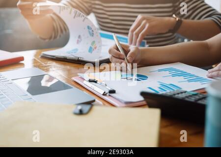 Geschäftsleute treffen sich zur Analyse von Datenzahlen, um Geschäftsstrategien zu planen. Business Discussion Konzept. Stockfoto