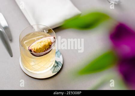 Altmodischer Cocktail mit einem Twist mit Passionsfrucht Stockfoto