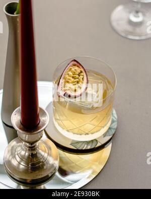 Altmodischer Cocktail mit einem Twist mit Passionsfrucht Stockfoto