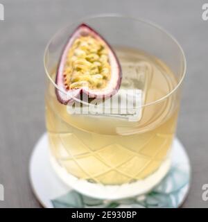 Altmodischer Cocktail mit einem Twist mit Passionsfrucht Stockfoto