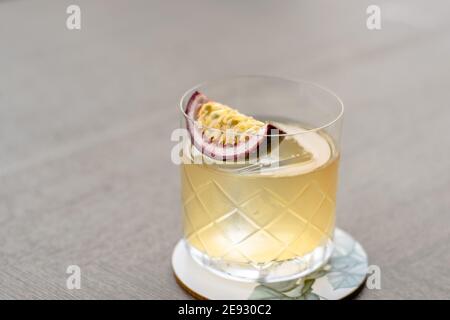 Altmodischer Cocktail mit einem Twist mit Passionsfrucht Stockfoto