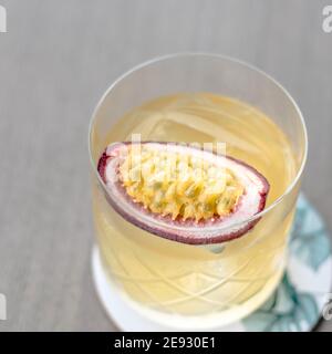 Altmodischer Cocktail mit einem Twist mit Passionsfrucht Stockfoto