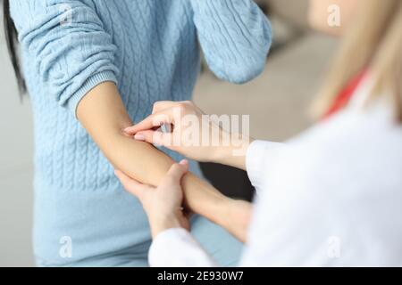 Arzt Pflaster auf Patienten Unterarm in der Klinik Nahaufnahme Stockfoto