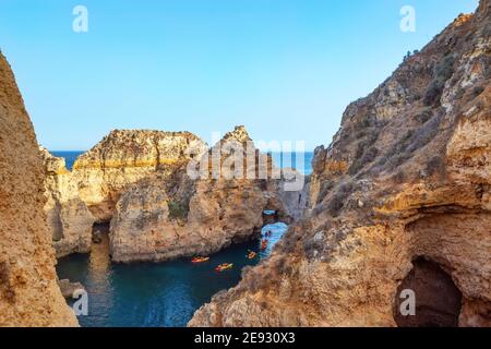 Küstenklippenblick mit Kajaks im Wasser von Ponta da Piedade, Lagos, Portugal. Stockfoto