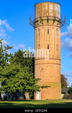 Ein alter Ziegelwasserturm, erbaut 1903, in der Stadt Cambridge, Neuseeland Stockfoto