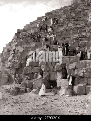 Foto des späten 19. Jahrhunderts - Touristen, die die große Pyramide erklimbieren, Ägypten Stockfoto