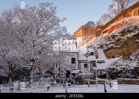 Schnee im historischen Ye Olde Trip to Jerusalem Pub in Nottingham City, Nottinghamshire England Stockfoto