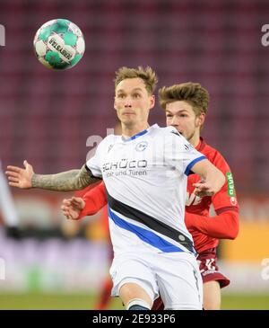 Jacob LAURSEN (BI) Action, hinter Jan THIELMANN (K) Soccer 1. Bundesliga, 19. Spieltag, FC Köln (K) - Arminia Bielefeld (BI) 3:1, am 31. Januar 2021 in Köln. ¬ Verwendung weltweit Stockfoto