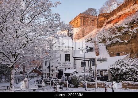 Schnee im historischen Ye Olde Trip to Jerusalem Pub in Nottingham City, Nottinghamshire England Stockfoto