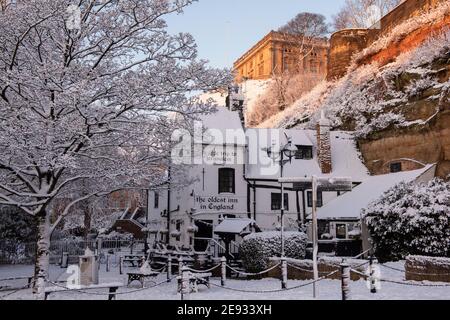 Schnee im historischen Ye Olde Trip to Jerusalem Pub in Nottingham City, Nottinghamshire England Stockfoto