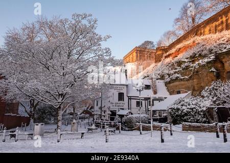 Schnee im historischen Ye Olde Trip to Jerusalem Pub in Nottingham City, Nottinghamshire England Stockfoto