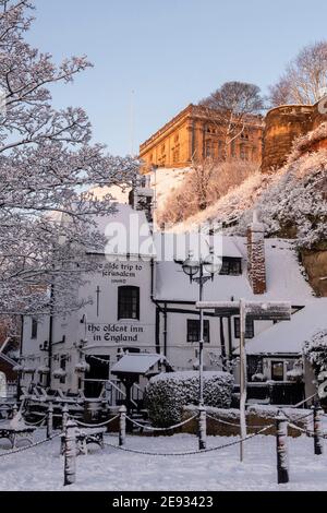 Schnee im historischen Ye Olde Trip to Jerusalem Pub in Nottingham City, Nottinghamshire England Stockfoto