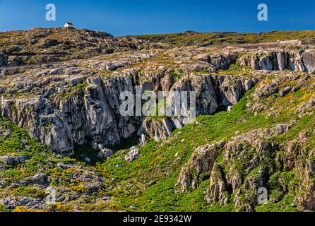 gletscherriegel, Granitfelsen, die durch Gletschererosion exponiert sind, über dem Stausee Covao do Corral, Hütte in der Ferne, Naturpark Serra da Estrela, Portugal Stockfoto