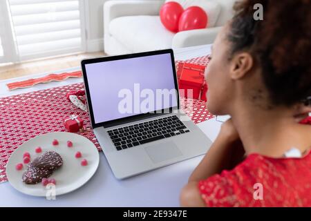 afroamerikanische Frau mit einem Videocall auf Laptop zu Hause Stockfoto