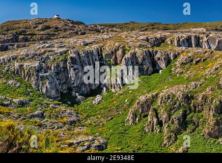 gletscherriegel, Granitfelsen, die durch Gletschererosion exponiert sind, über dem Stausee Covao do Corral, Hütte in der Ferne, Naturpark Serra da Estrela, Portugal Stockfoto