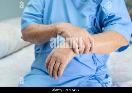 Asiatische ältere oder ältere alte Dame Frau Patient fühlen Schmerzen ihr Handgelenk und Arm in Krankenpflege-Station, gesund starke medizinische Konzept. Stockfoto