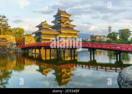 Sonnenuntergang Blick auf das Matsumoto Castle (oder Crow Castle) und die Brücke, in Matsumoto, Japan Stockfoto