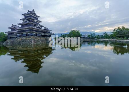 Sonnenaufgang Blick auf das Matsumoto Castle (oder Crow Castle), in Matsumoto, Japan Stockfoto