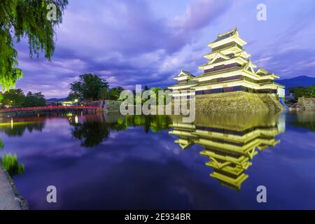 Nachtansicht des Matsumoto Castle (oder Crow Castle) und der Brücke, in Matsumoto, Japan Stockfoto