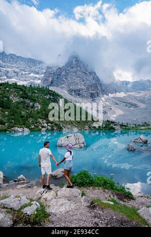 Schöner See Sorapis Lago di Sorapis in den Dolomiten, beliebtes Reiseziel in Italien. Blauer grüner See in den italienischen Dolomiten. Paarwandern in den Dolomiten Italien Stockfoto