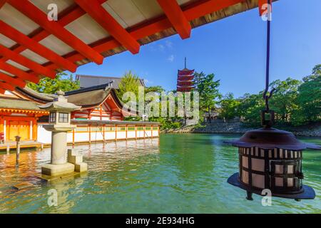 Blick auf den Itsukushima-Schrein bei Flut und die fünfstöckige Pagode (Gojunoto) auf der Miyajima (Itsukushima)-Insel, Japan Stockfoto