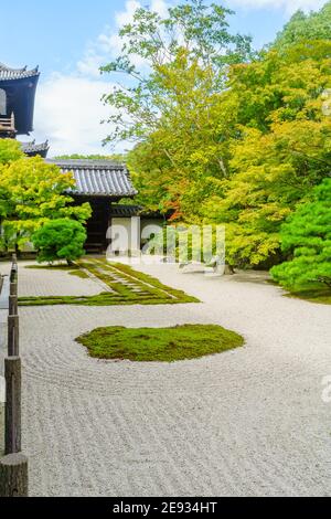 Blick auf den japanischen Steingarten des Tenju-an Tempels, in Kyoto, Japan Stockfoto