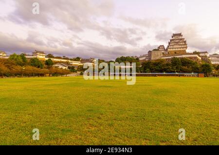 Sonnenaufgang Blick auf das Schloss Himeji, datiert 1333, in der Stadt Himeji, Hyogo Präfektur, Japan Stockfoto