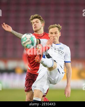 Jacob LAURSEN r. (BI) in Duellen gegen Jan THIELMANN (K), Action, Fußball 1. Bundesliga, 19. Spieltag, FC Köln (K) - Arminia Bielefeld (BI), am 31. Januar 2021 in Köln. ¬ Verwendung weltweit Stockfoto