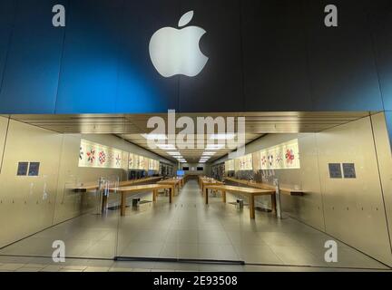 FRESNO, USA - 30. Jan 2021: Ein Foto eines Apple Mac Stores, der während der COVID 19 2021 leer und geschlossen war Stockfoto