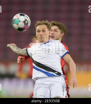 Jacob LAURSEN l. (BI) in Duellen gegen Jan THIELMANN (K), Action, Fußball 1. Bundesliga, 19. Spieltag, FC Köln (K) - Arminia Bielefeld (BI), am 31. Januar 2021 in Köln. ¬ Verwendung weltweit Stockfoto