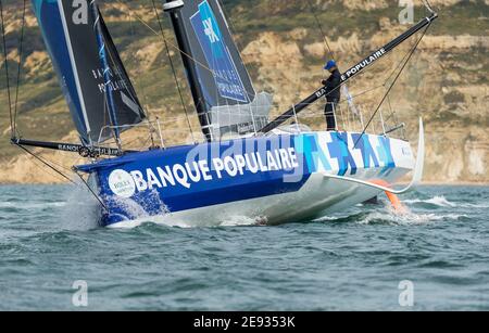 Folien auf dem Boot von Armel le Clac'h, französisch IMOCA 60 Yacht Banque Populaire zum Start des 90. Jubiläums Rolex Fastnet Race auf der Solent. P Stockfoto