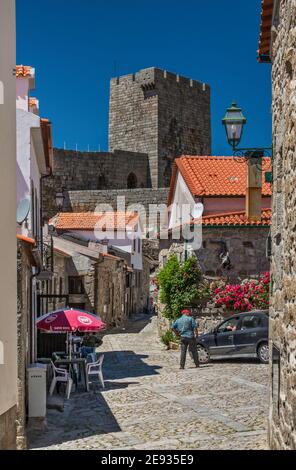 Straße im Dorf Linhares, Burgturm dahinter, Linhares, Naturpark Serra da Estrela, Region Centro, Portugal Stockfoto