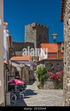 Straße im Dorf Linhares, Burgturm dahinter, Linhares, Naturpark Serra da Estrela, Region Centro, Portugal Stockfoto