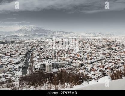 Stadt Prizren, Kosovo mit Schnee im Winter abgedeckt Stockfoto