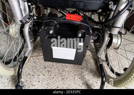 Batterie des elektrischen Rollstuhls für Patienten oder behinderte Menschen. Stockfoto