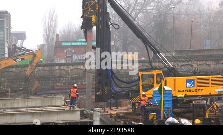 Krakau. Krakau. Polen. Einschlagstapel Fahrer an Bord der Lastkahn treibende Stapel im Boden des Flusses. Neue Brückenbaustelle. Stockfoto