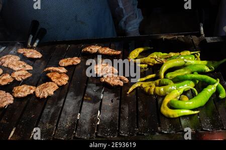 Türkischer Fleischbällchen Kebab, der sich zum Grillen vorbereitet Anzeigen Stockfoto